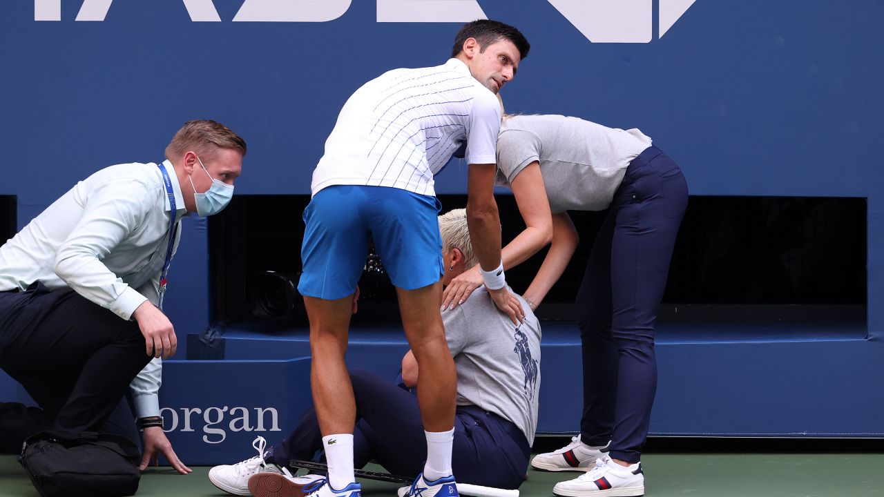 Novak Djoković w haniebnym stylu pożegnał się z US Open (fot. Getty Images)