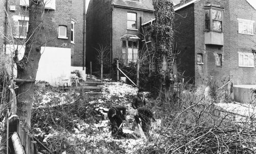 Policja kryminalna przeszukuje ogród domu, w którym mieszkał seryjny morderca Dennis Nilsen, by znaleźć szczątki ofiar. Fot.  Dennis Hart/Mirrorpix/Getty Images
