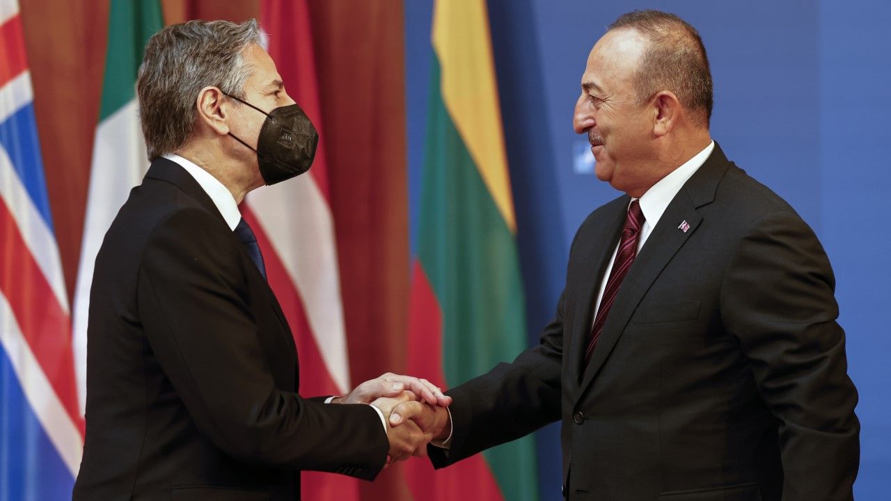 Sekretarz stanu USA Antony Blinken wita szefa MSZ Turcji Mevluta Cavusoglu (fot. PAP/EPA/Hannibal Hanschke / POOL)