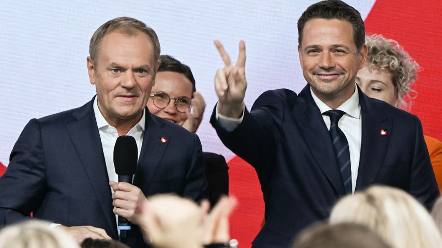 To mocny wyraz wsparcia Donalda Tuska dla Rafała Trzaskowskiego (fot. Abaca Press/Forum)