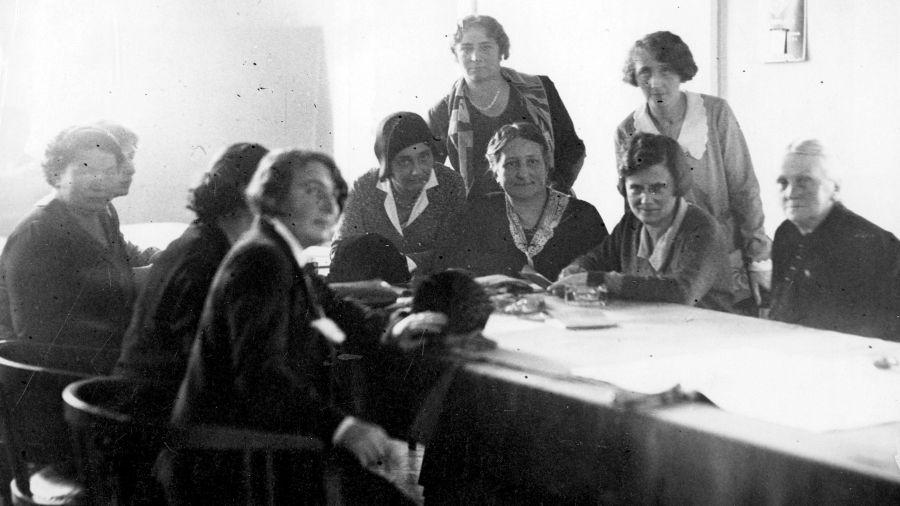 Posiedzenie parlamentarnego klubu BBWR w Sejmie, 26 listopada 1931 r. Bezpartyjny Blok Współpracy z Rządem Józefa Piłsudskiego utworzył w roku 1927 Walery Sławek. Na zdjęciu posłanki BBWR w kuluarach Sejmu, m.in. Janina Kirtiklisowa, Eugenia Waśniewska, Zofia Moraczewska, Maria Jaworska, Halina Jaroszewiczowa. Fot. NAC/IKC, sygn. 1-A-1113-1