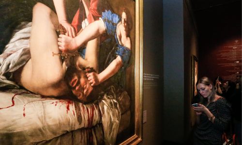 Ludzie widzą w „Judycie zabijającej Holofernesa” symboliczną egzekucję gwałciciela, chcą wierzyć, że malując mścicielki w myślach zabijała Tassiego, a może i własnego ojca, poniekąd współwinnego jej hańby. Obraz,  dziś uważany za manifest feminizmu, otworzył przed Artemisią wrota do kariery ( tu na wystawie poświęconej włoskim malarzom z pierwszej połowy XVII wieku w Państwowe Muzeum Sztuk Pięknych im. Puszkina w Moskwie, 2019 rok). Fot. Sergei Karpukhin\TASS via Getty Images