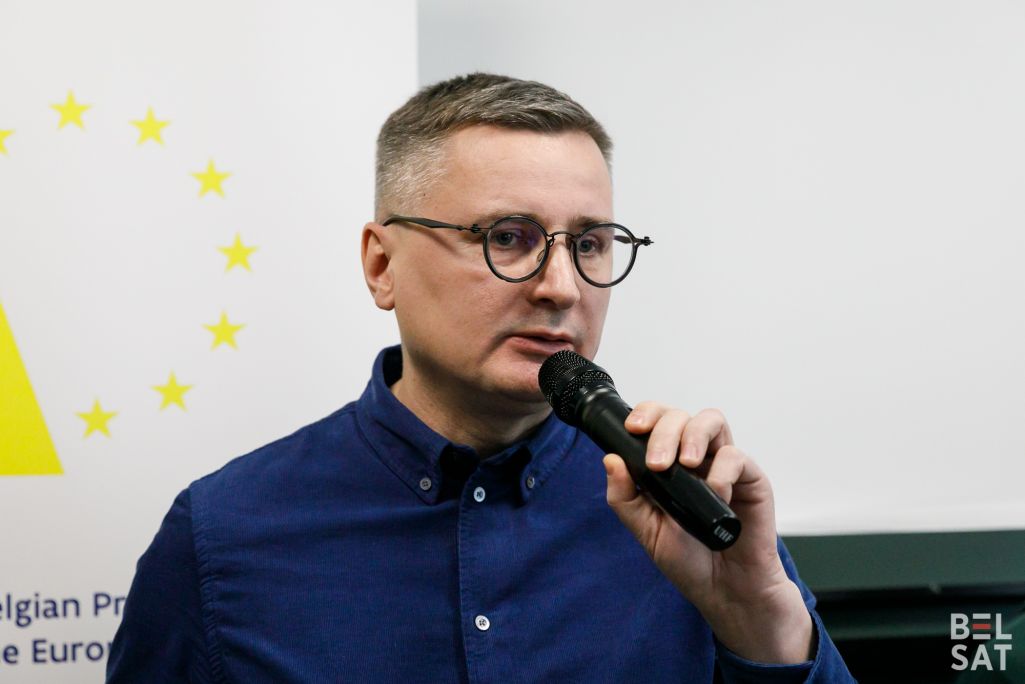 Галоўны рэдактар Reform.by Фёдар Паўлючэнка задае пытанне Святлане Ціханоўскай і прадстаўнікам Аб’яднанага пераходнага кабінету ў Цэнтры беларускай салідарнасці. Варшава, Польшча. 10 студзеня 2024 года. (Фота: Таццяна Верамеева / Белсат)