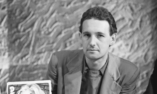 Andrzej Wajda prezentuje niemiecki fotos promocyjny z filmu „Kanał”. Rok 1958. Fot. PAP