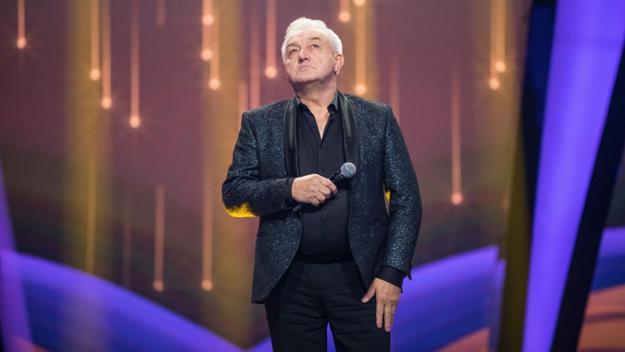 Podopieczny Roberta Janowskiego Wojciech Bardowski, który wykonał utwór „Czekanie me to Ty” Michała Bajora, dostał się do wielkiego finału programu „The Voice Senior”. Fot. Waldemar Kompała/ TVP