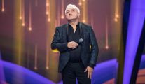 Wojciech Bardowski, uczestnik programu „The Voice Senior” i podopieczny Roberta Janowskiego, w półfinale wykonuje utwór „Czekanie me to Ty” Michała Bajora. 