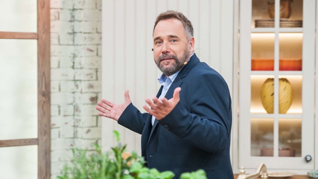Łukasz Nowicki poprowadził program „Pytanie na śniadanie” w towarzystwie Joanny Górskiej. Fot. Waldemar Kompała/ TVP
