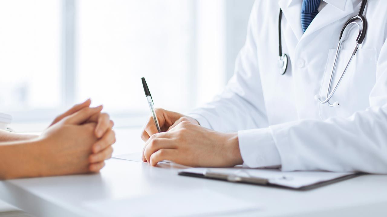 Ministerstwo Zdrowia zapowiada kompleksową opiekę nad pacjentami z nowotworem jelita grubego (fot. Shutterstock/Syda Productions) Ministerstwo Zdrowia zapowiada kompleksową opiekę nad pacjentami z nowotworem jelita grubego (fot. Shutterstock/Syda Productions)