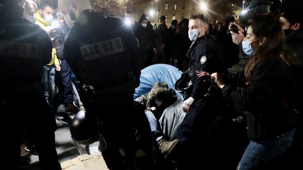 Interwencja policji na placu Republiki w Paryżu  (fot. PAP/EPA/CHRISTOPHE PETIT TESSON)