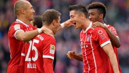Arjen Robben (L), Thomas Mueller (Ś) i Robert Lewandowski znaleźli się w jedenastce dwudziestolecia Bayernu (fot. Getty)