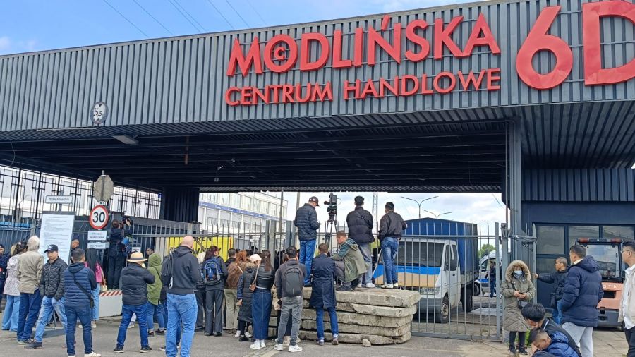 Kupcy przed halą targową przy Modlińskiej 6d / fot. Mateusz Szmelter, TVP3 Warszawa