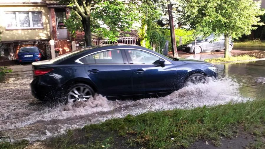 Ulica pod wodą. Wyłożono worki z piaskiem [ZDJĘCIA] (fot. Tomasz Małecki TVP3 Poznań)