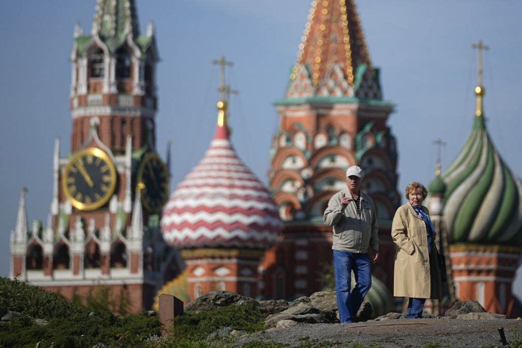 Людзі на фоне Спаскай вежы Крамля ў Маскве, Расея. 24 верасня 2024 года. Фота: Pavel Bednyakov / AP Photo / East News