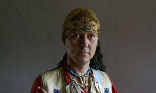 Dariusz Szybka w stroju Indian Crow (pol. Wrony). W przeszłości Indianie najbardziej zasłużeni w walce nosili orle pióra – pełniły rolę orderów. Pióropusz może obecnie założyć tylko weteran wojenny, czyli ktoś, kto służył na misjach w Afganistanie, Iraku, walczył podczas II wojny światowej czy w Wietnamie. Fot. Andrzej Maciejewski, archiwum prywatne DS