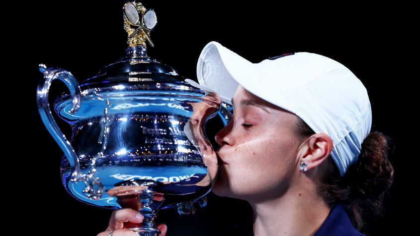 Ashleigh Barty otrzymała trofeum za zwycięstwo już na korcie (fot. Getty Images)