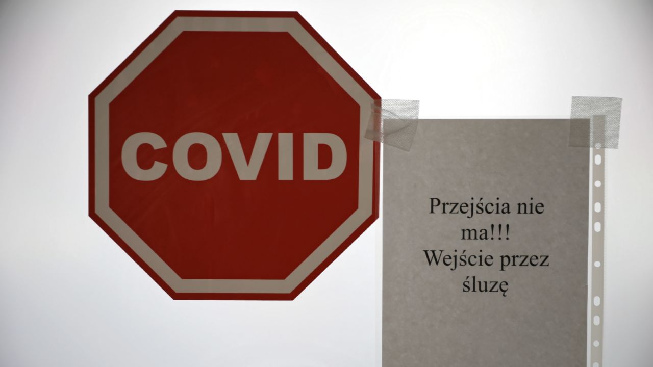Mężczyzna podjął próbę ucieczki w momencie, gdy oczekiwał na wynik badania (fot. PAP/Leszek Szymański) Mężczyzna podjął próbę ucieczki w momencie, gdy oczekiwał na wynik badania (fot. PAP/Leszek Szymański)
