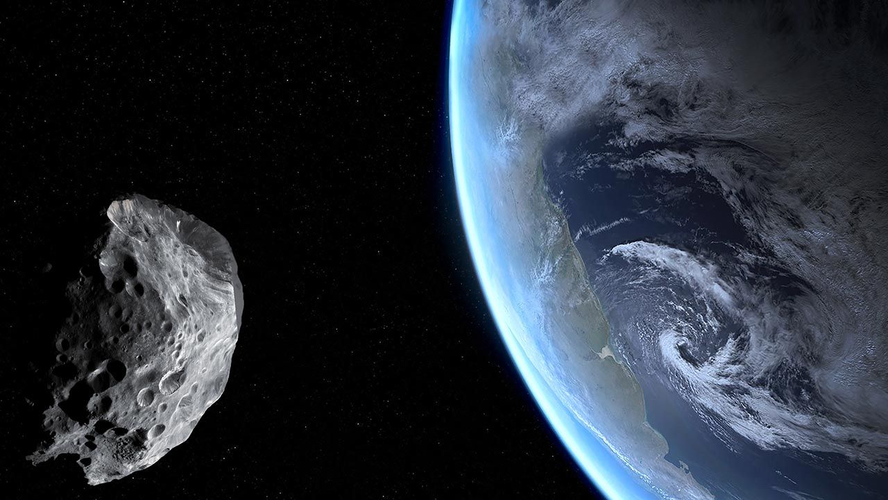 Asteroida będzie bliżej Ziemi niż połowa odległości do Księżyca (fot. Shutterstock)