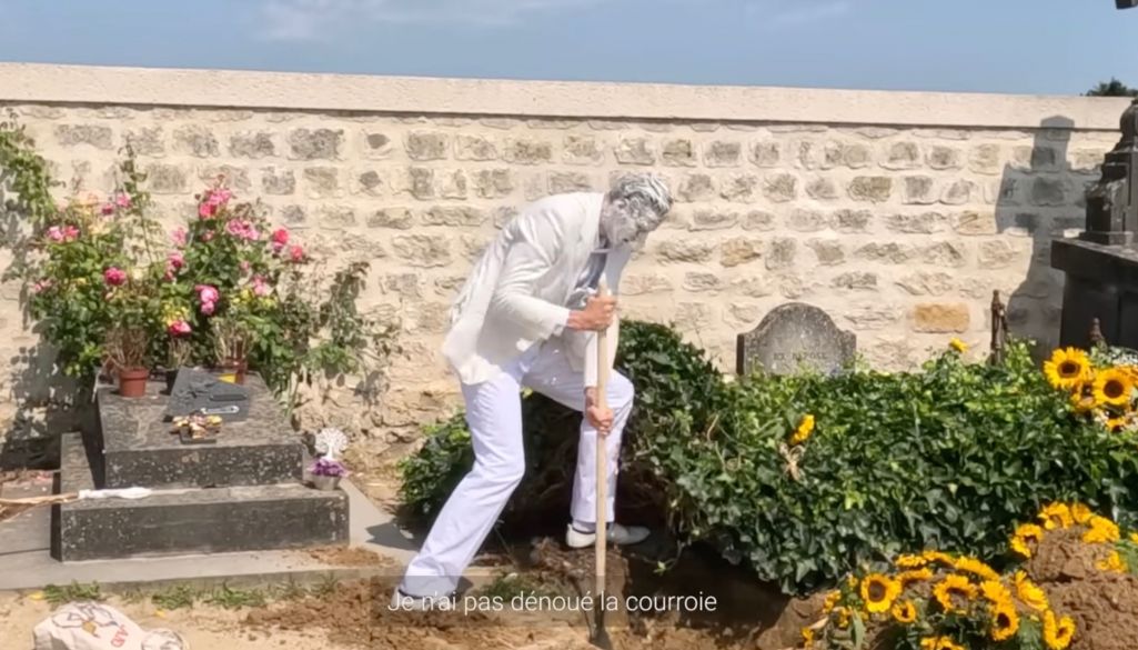 Аляксей Кузьміч спрабуе «абудзіць» Ван Гога. Фота: скрыншот відэа «Renaissance». July 29, 2024. Auvers-sur-Oise, France / YouTube