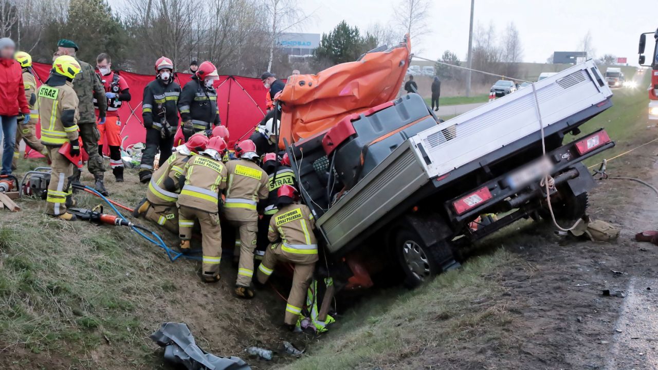 Miejsce zderzenia trzech pojazdów w miejscowości Kaplityny (fot. PAP) Miejsce zderzenia trzech pojazdów w miejscowości Kaplityny (fot. PAP)
