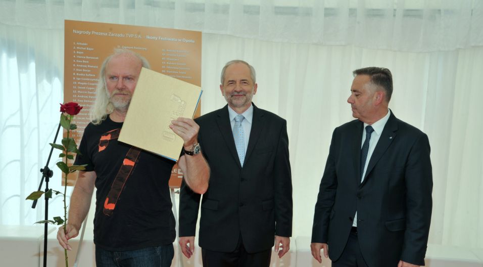 Andrzej Sikorowski z jubileuszową nagrodą (fot. Ireneusz Sobieszczuk/TVP)