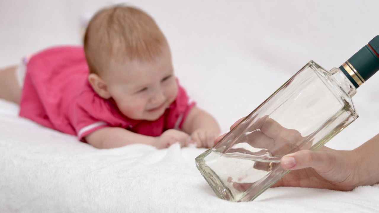Będąc pod wpływem alkoholu, wybrał się na spacer ze swoim trzymiesięcznym synkiem (fot. Shutterstock/alexeisido, zdjęcie ilustracyjne) Będąc pod wpływem alkoholu, wybrał się na spacer ze swoim trzymiesięcznym synkiem (fot. Shutterstock/alexeisido, zdjęcie ilustracyjne)