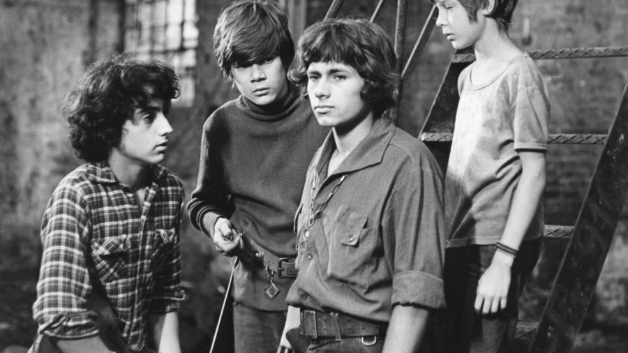 „Stawiam na Tolka Banana” z 1973 roku, reż. Stanisław Jędryka, na podstawie powieści Adama Bahdaja o tym samym tytule. Na zdjęciu od lewej: Andrzej Kowalewicz, Henryk Golębiewski, Jacek Zejdler, Sergiusz Lach. Fot. arch. TVP/ EAST NEWS