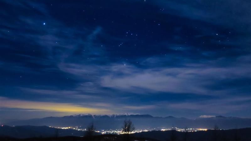 W sobotę 21 grudnia 2024 r. zachód słońca nastąpi o godz. 15:40. Natomiast noc potrwa aż 16 godzin. Fot. KAZUSAN/ Shutterstock