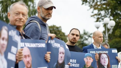 Люди держат плакаты в поддержку задержанных правозащитников «Весны» в Киеве, Украина. 17 сентября 2021 года. Фото: Белсат
