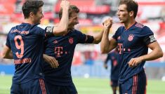 Robert Lewandowski i Thomas Mueller cieszący się z gola (fot. Getty)