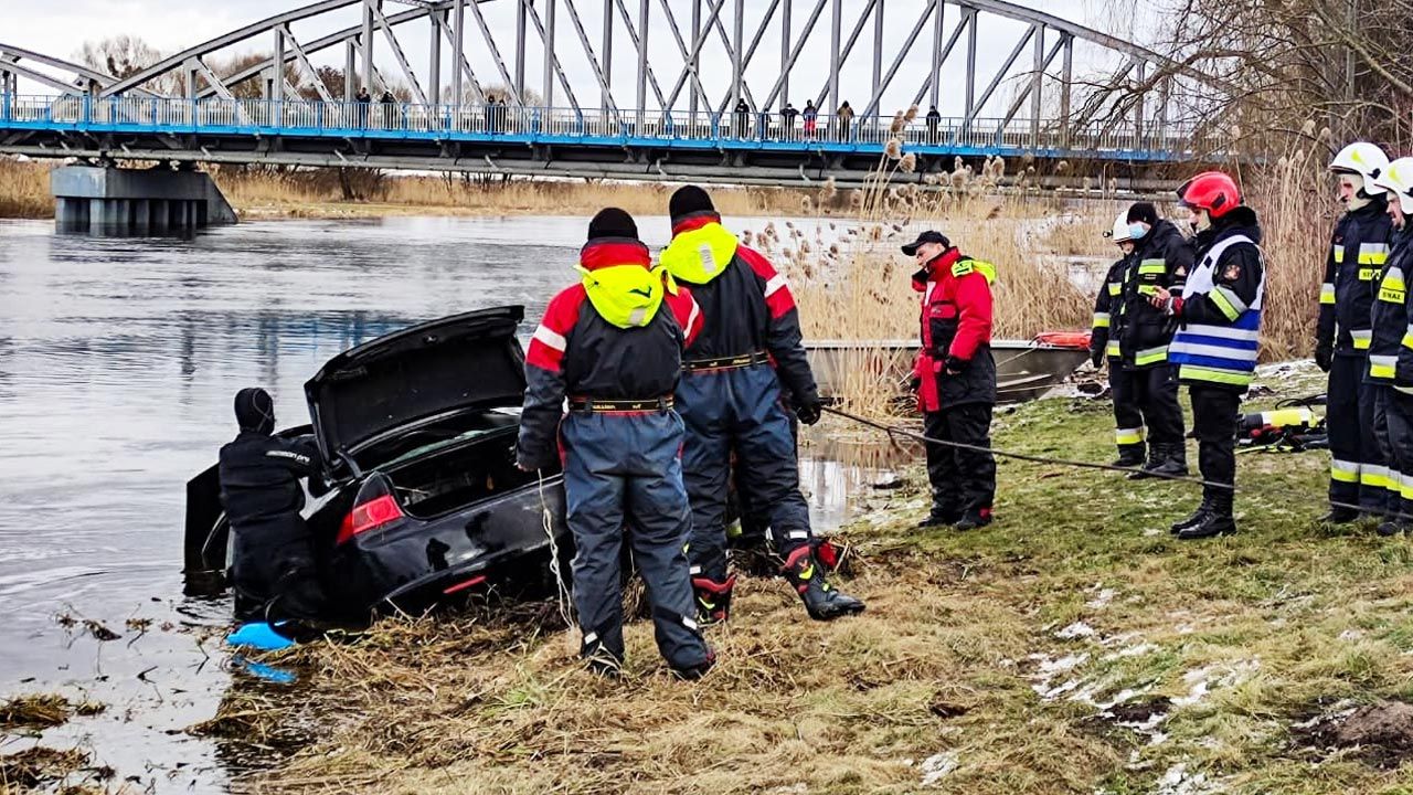 Osobowa honda wpadła do Narwi w niedzielę popołudniu (fot. Policja) Osobowa honda wpadła do Narwi w niedzielę popołudniu (fot. Policja)