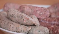 Biała parzona- powinna być szara. Kiełbasa parzona różowa zawiera barwniki!