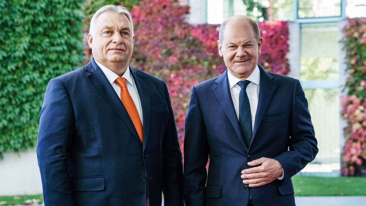 Viktor Orban i Olaf Scholz (fot.PAP/EPA/CLEMENS BILAN)
