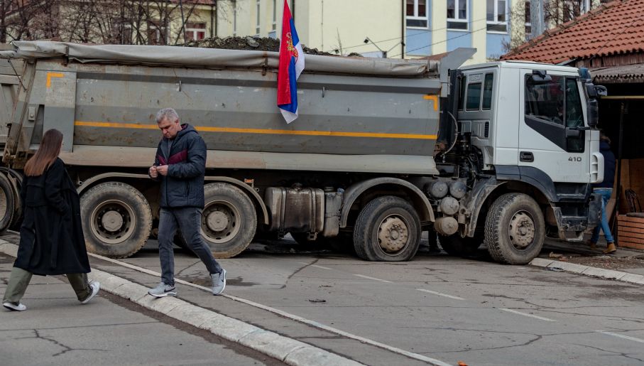Serbia's president calls on Kosovo Serbs to dismantle barricades | TVP World