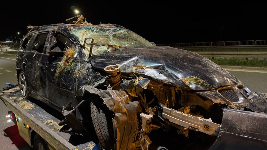 Wypadek na autostradzie A1. BMW dachowało po zderzeniu z ciężarówką  Fot. DiM Car Pomoc Drogowa