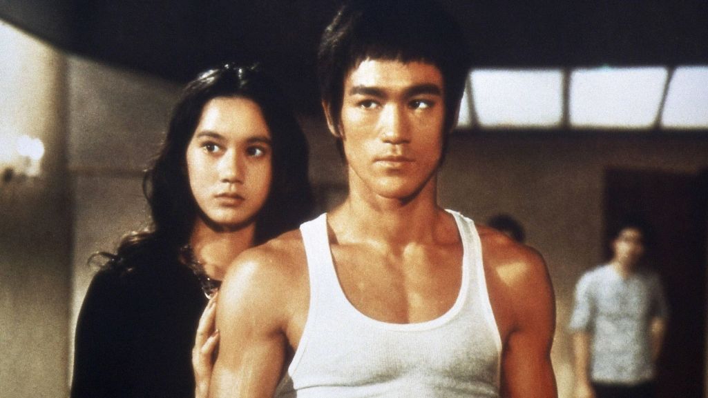 Kadr z filmu „Wściekłe pięści”, w którym Bruce Lee wciela się w rolę Chen Zhena, który walczy w obronie honoru Chińczyków. Fot. Cinema Legacy Collection_The Hollywood Archive_PAP_Photoshot
