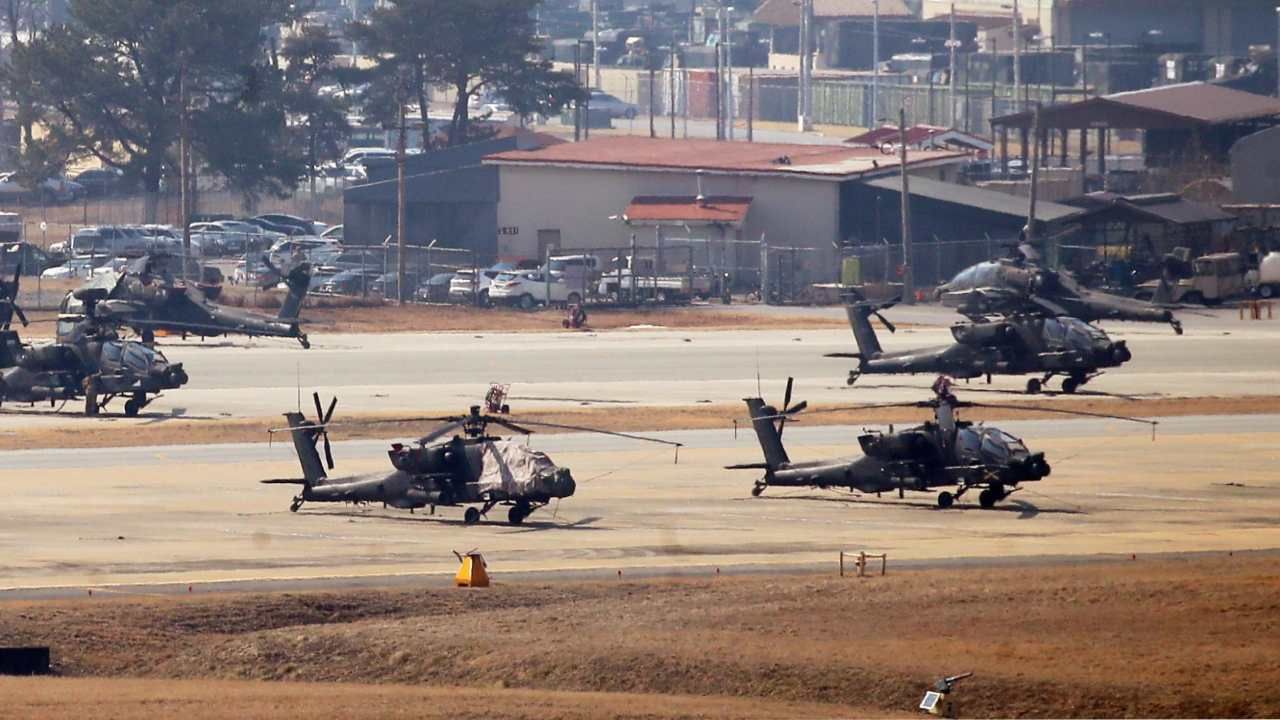 Helikoptery wojskowe stacjonują w bazie armii USA Camp Humphreys podczas ćwiczeń w Korei Płd.   (fot. 	PAP/EPA/YONHAP)