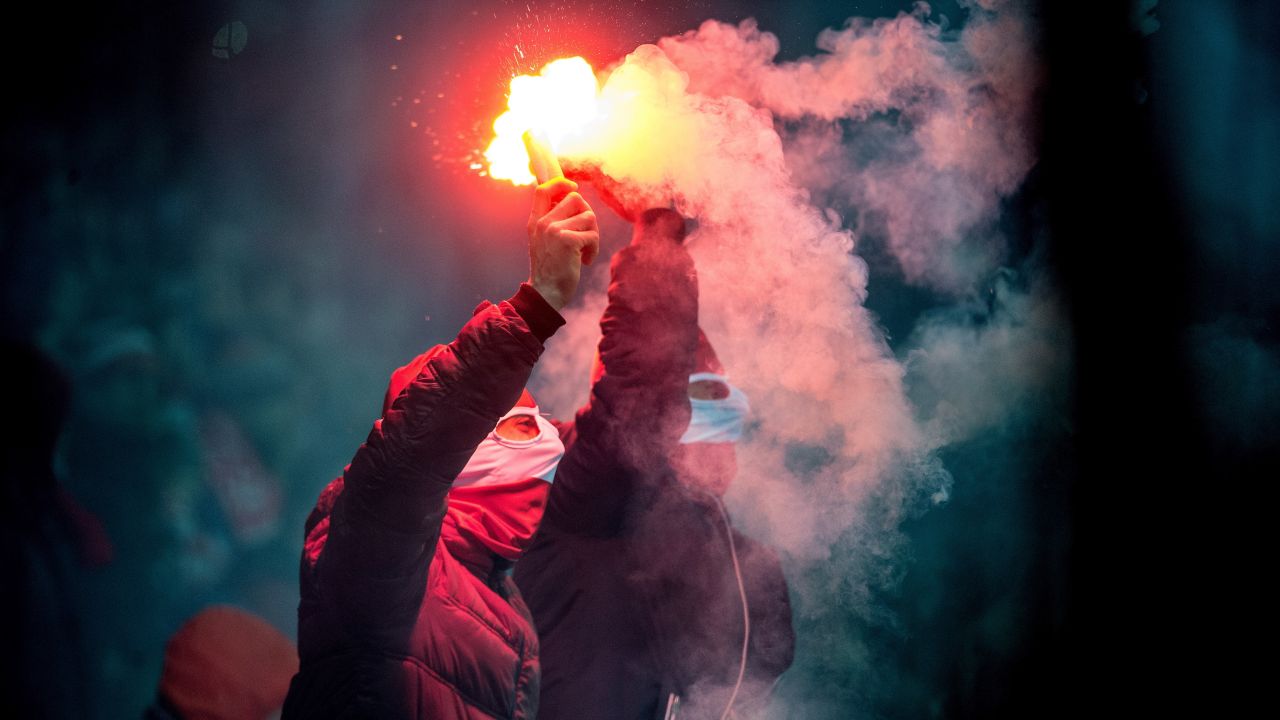 Kibice Widzewa z racami podczas meczu 3. ligi piłkarskiej: Widzew Łódź - Motor Lubawa (fot. PAP/Grzegorz Michałowski) Kibice Widzewa z racami podczas meczu 3. ligi piłkarskiej: Widzew Łódź - Motor Lubawa (fot. PAP/Grzegorz Michałowski)