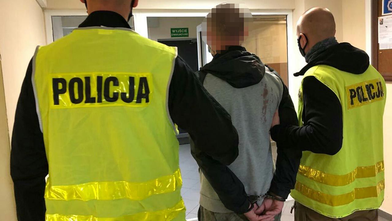 Atak na przechodnia i funkcjonariuszy (fot. Policja) Atak na przechodnia i funkcjonariuszy (fot. Policja)