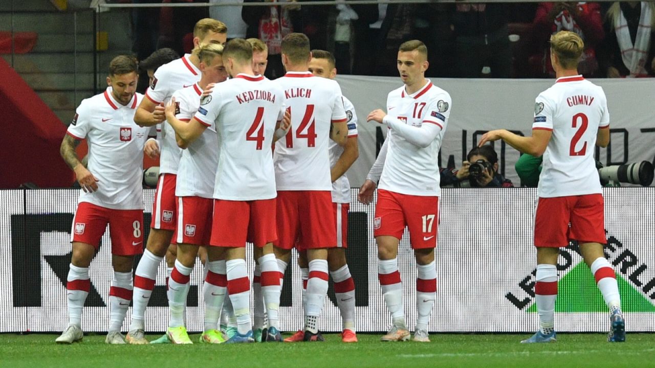 Zawodnicy piłkarskiej reprezentacji Polski cieszą się ze zdobytej bramki (fot. PAP/Radek Pietruszka)
