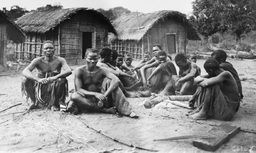 Wieśniacy kongijscy na wybrzezu Jeziora Leopolda II ok. roku 1900 (obecnie Jezioro Mai-Ndombe). Fot. Getty Images Bettmann