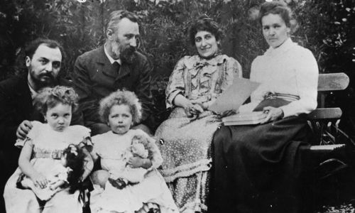 Małżeństwo Curie z przyjaciółmi Perrins w ogrodzie (fot. Hulton Archive/Getty Images)