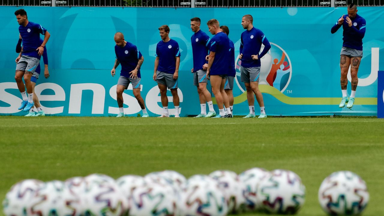 Słowacy podczas przedmeczowego treningu na stadionie w Sankt Petersburgu (fot. PAP/EPA/ANATOLY MALTSEV) Słowacy podczas przedmeczowego treningu na stadionie w Sankt Petersburgu (fot. PAP/EPA/ANATOLY MALTSEV)