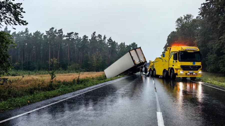 Wypadek DK11 - Miąskowo - ciężarówka w rowie (fot. FB/OSP Brodowo/Policja Środa Wielkopolska)
