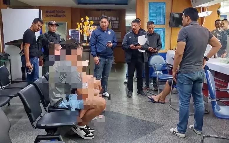 Допыт у паліцыі расейцаў, затрыманых за выкраданне беларускага сужэнства. (Фота: bangkokpost.com)