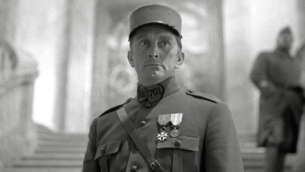 Kirk Douglas w filmie Stanleya Kubricka wcielił się w pułkownika Daxa. Fot. PAP/ Photoshot