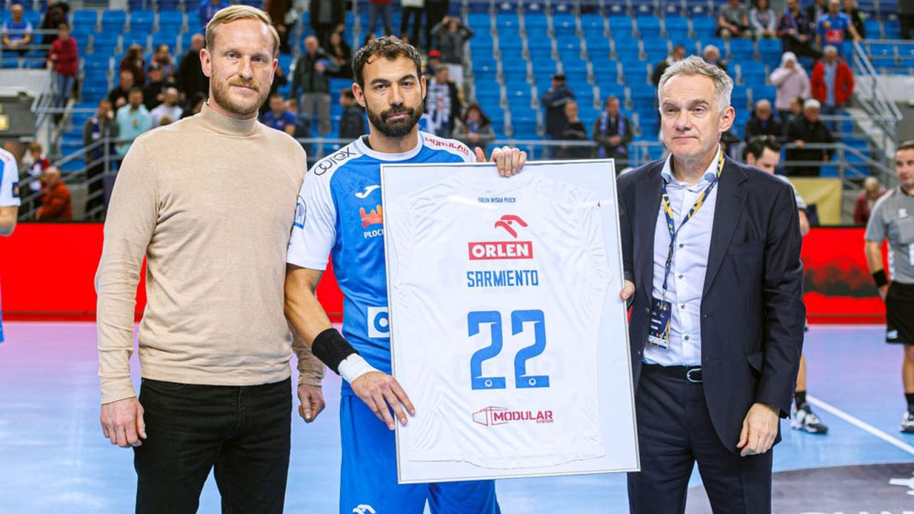 Daniel Sarmiento (na zdjęciu w środku) pożegnał się z Orlen Wisłą Płock (fot. SPR Wisła Płock)