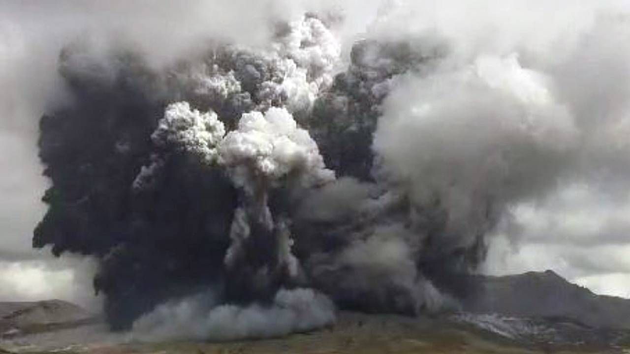 Z wulkanu wydobywa się lawa (fot. PAP/EPA/JAPAN METEOROGICAL AGENCY HANDOU) Z wulkanu wydobywa się lawa (fot. PAP/EPA/JAPAN METEOROGICAL AGENCY HANDOU)