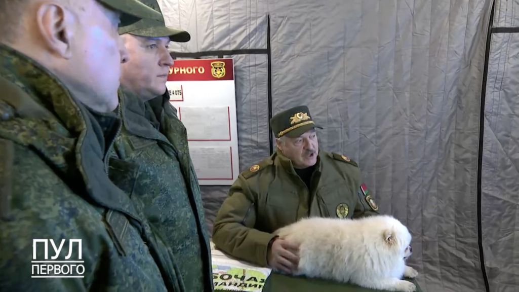 Аляксандр Лукашэнка з сабакам у раёне размяшчэння танкавага батальёну на ашмянскім тактычным кірунку. 26 сакавіка 2024 года. Здымак з (відэа: Пул Первого / Telegram)