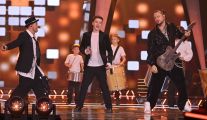 Tomson, Baron i Nikodem Pajączek w piosence „Nic do stracenia” Mroza. Tomson i Nikodem Ubrani są w czarne spodnie i marynarki oraz białe koszulki, a Baron ma na sobie czarne spodnie i cekinową marynarkę.