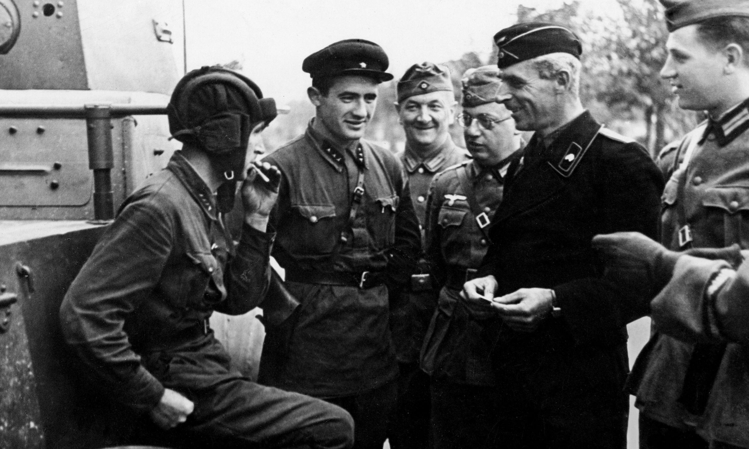 Wrzesień 1939 roku, po agresji ZSRR na Polskę. Niemieccy i radzieccy żołnierze rozmawiają w jednym z okupowanych  polskich miast. Fot. Ullstein Bild via Getty Images